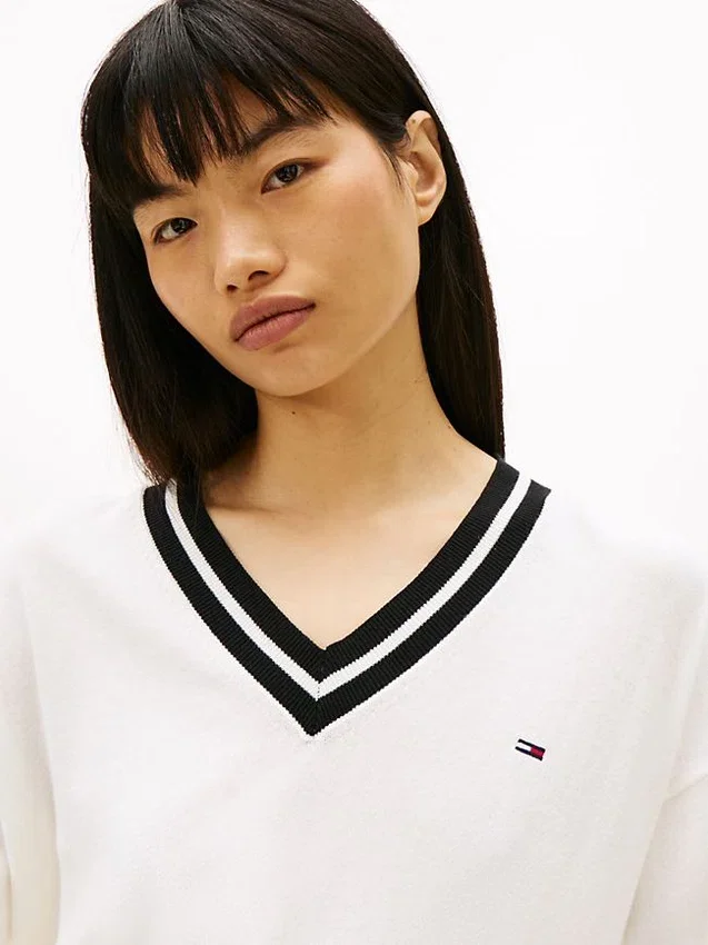 Tommy Jeans Relaxed Fit V-Neck Sweater Tommy Jeans Relaxed Fit V-Neck Sweater